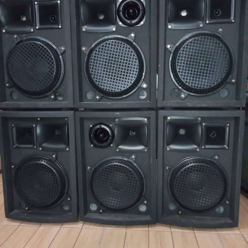 Caixas de som passivas e amplificadas empilhadas após manutenção