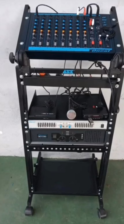 Rack de som móvel montado com mesa de som, microfones sem fio, equalizador e amplificador